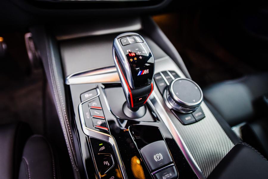 Детали интерьера BMW M5 by Speed Buster (F90) 2018 года  (фото 9 из 10)